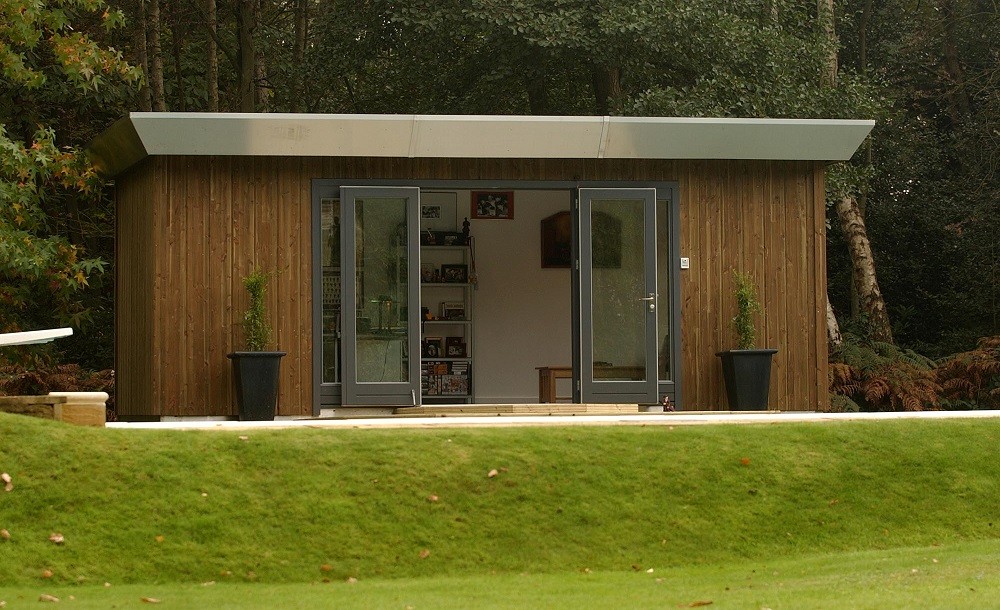 Moderno garden studio design with sliding doors