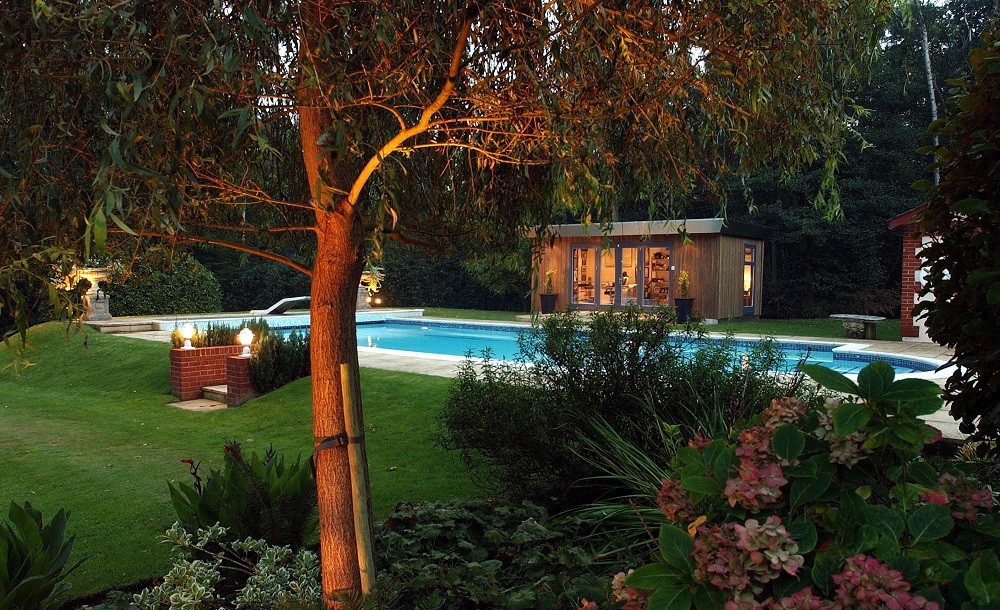 Moderno design poolside room from Rooms Outdoor