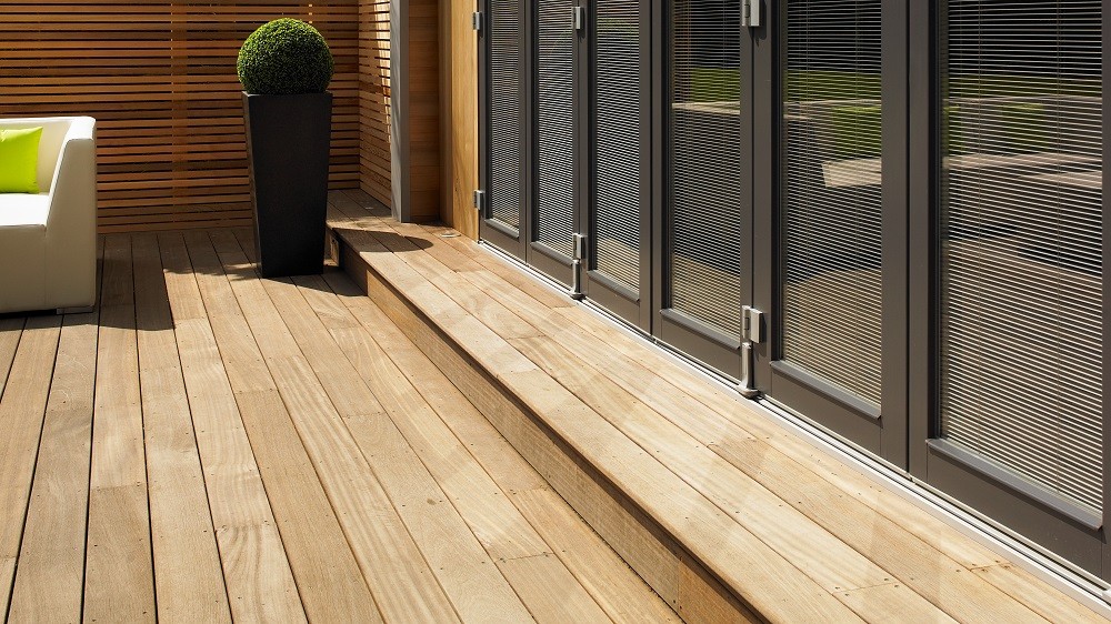 Yellow ball decking and steps