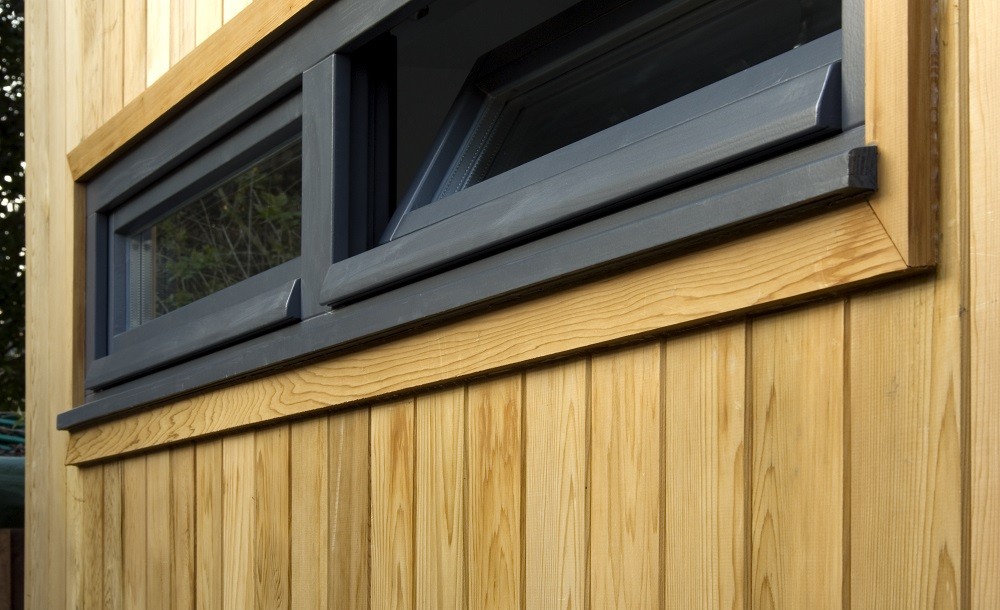 High level double windows for a garden studio by Rooms Outdoor