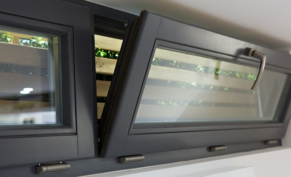 High level double windows for a garden studio by Rooms Outdoor