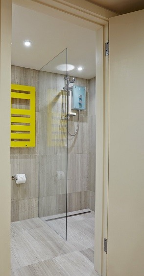 Standard wet room design for a garden annexe by Rooms Outdoor