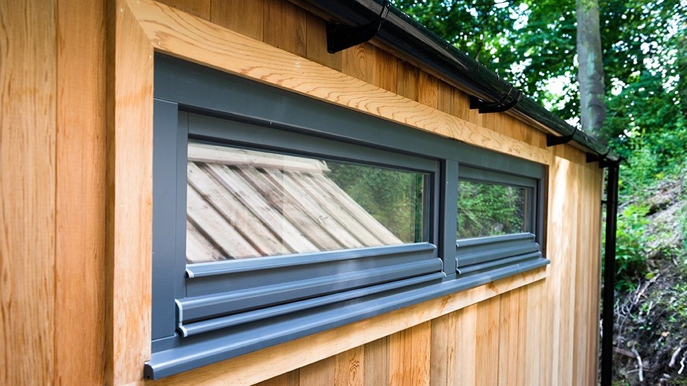 High level windows in a garden studio by Rooms Outdoor